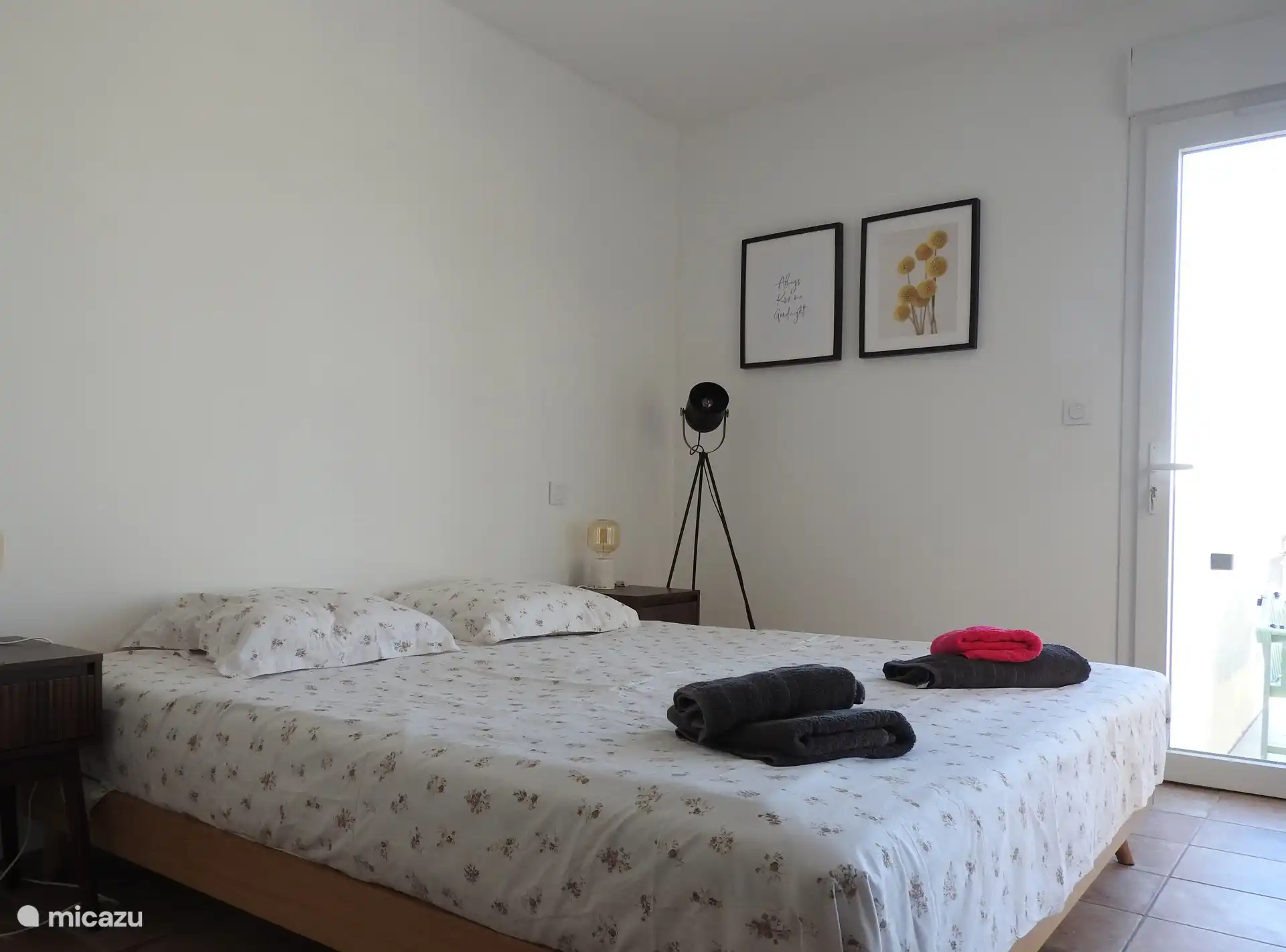 Slaapkamer 2 met dubbel bed (180x200) en toegang tot terras en zwembad