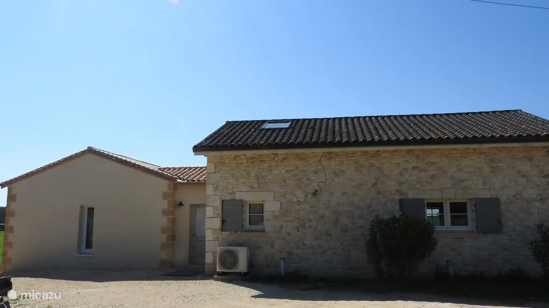 Voorgevel met ruime parking voor minstens 3 wagens