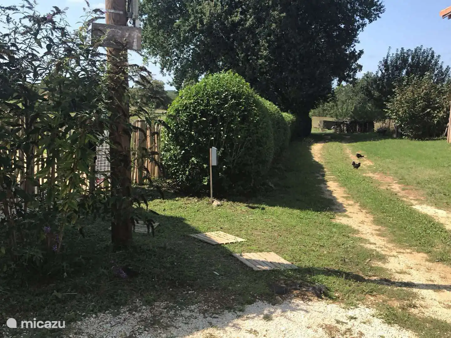 De woning bevindt zich in een doodlopende straat