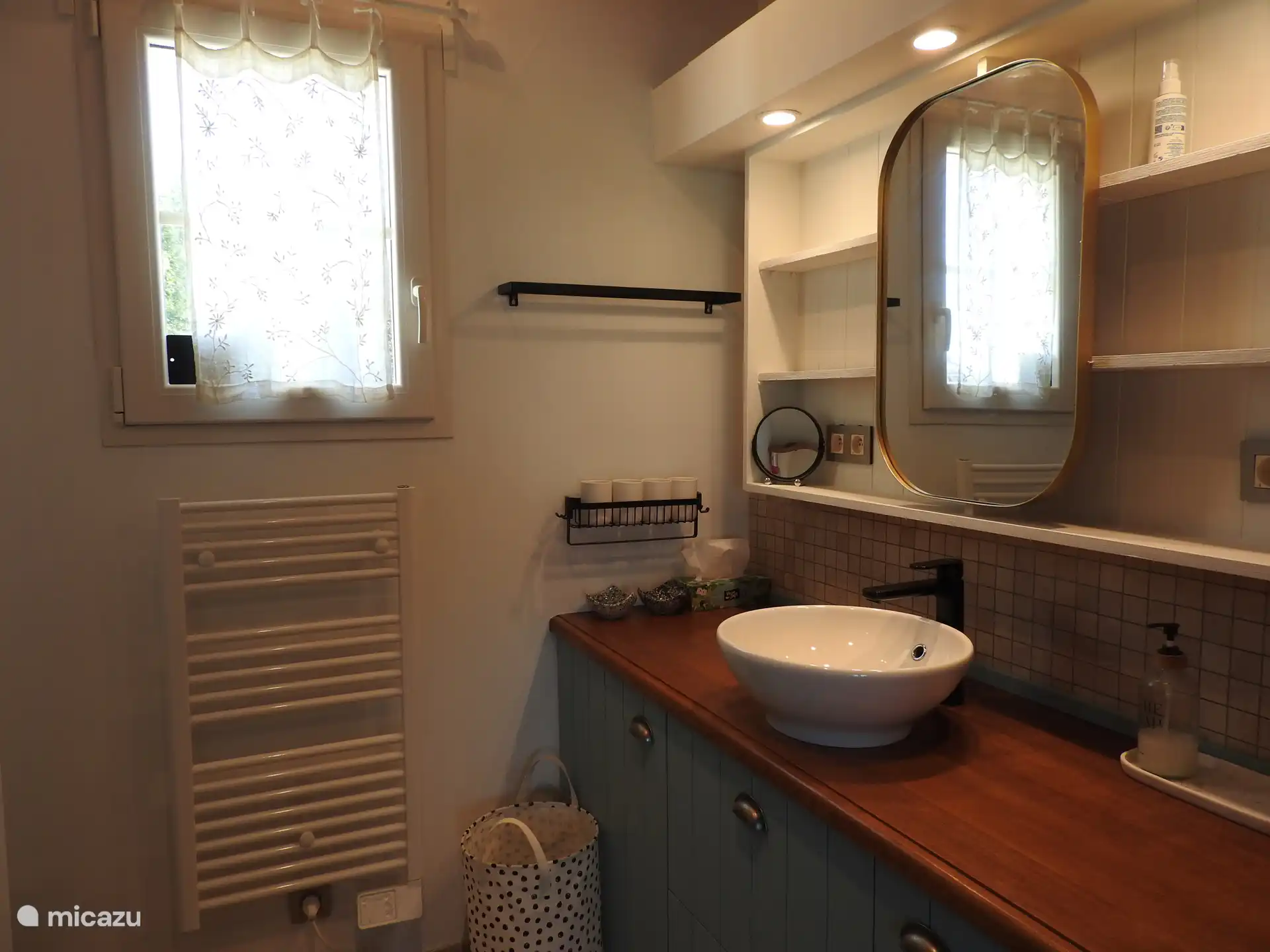 Badkamer met douche, toilet en wastafel