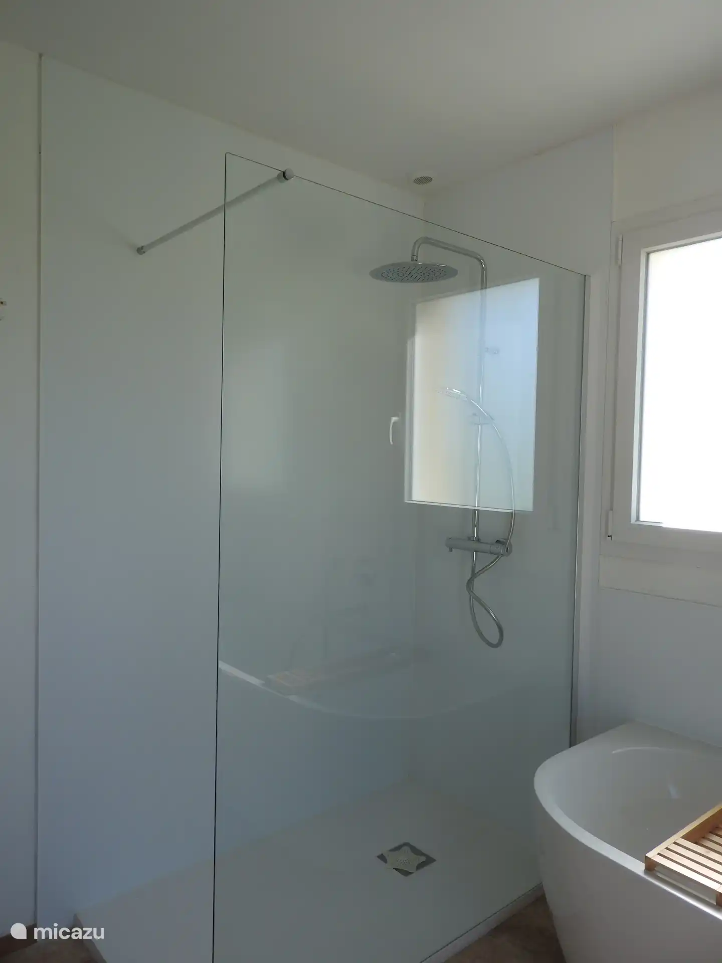 Open douche in badkamer met ook ligbad