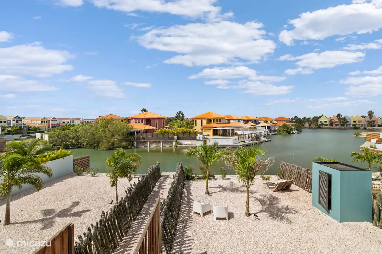 Ruim balkon met geweldig uitzicht over de lagune