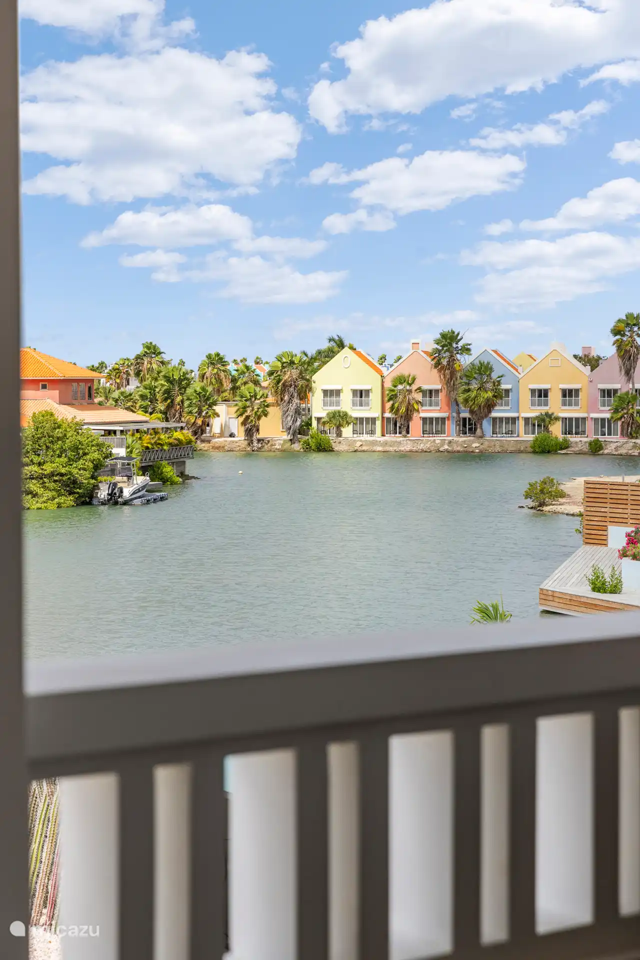 Ruim balkon met geweldig uitzicht over de lagune