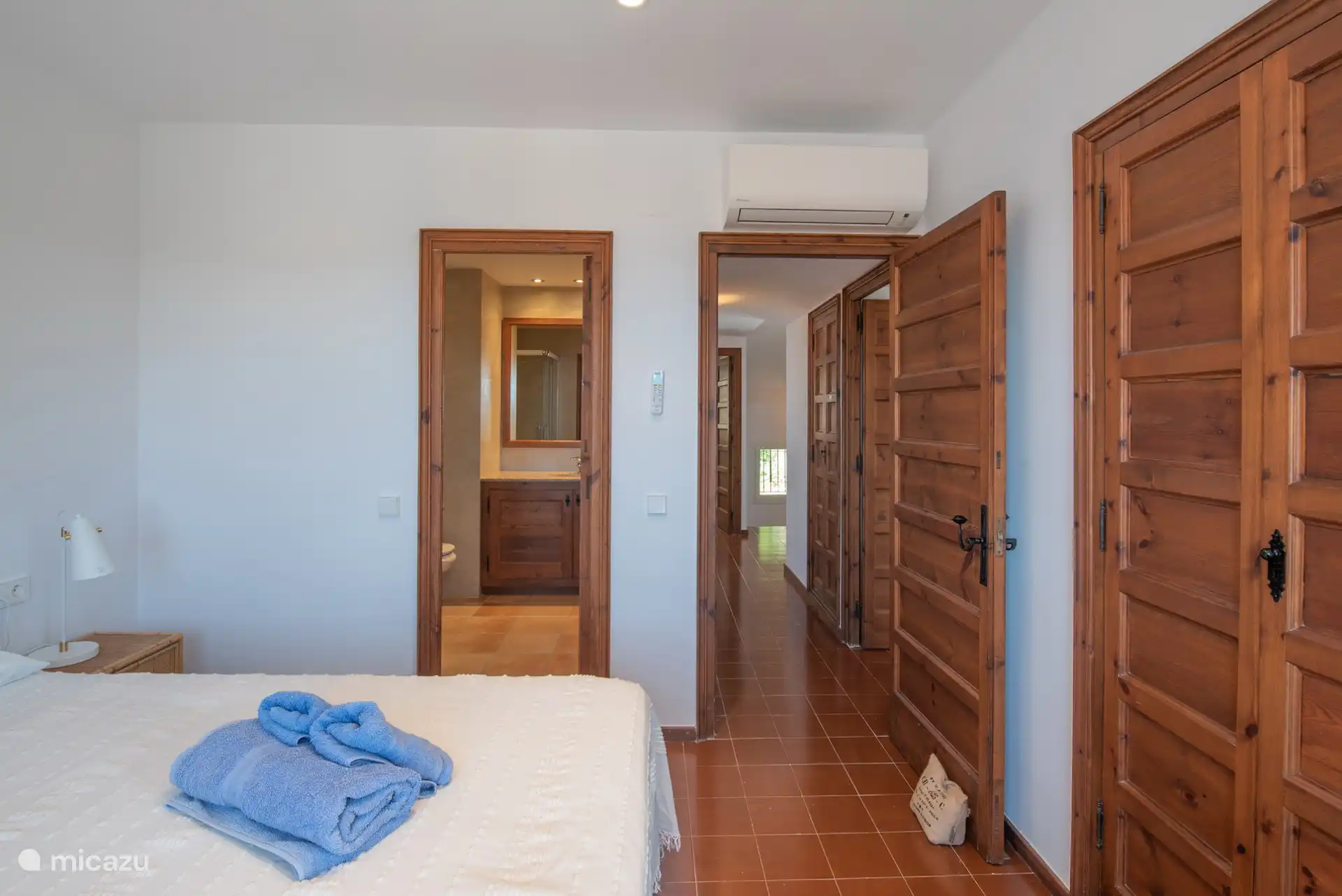 Slaapkamer 1 met badkamer ensuite.