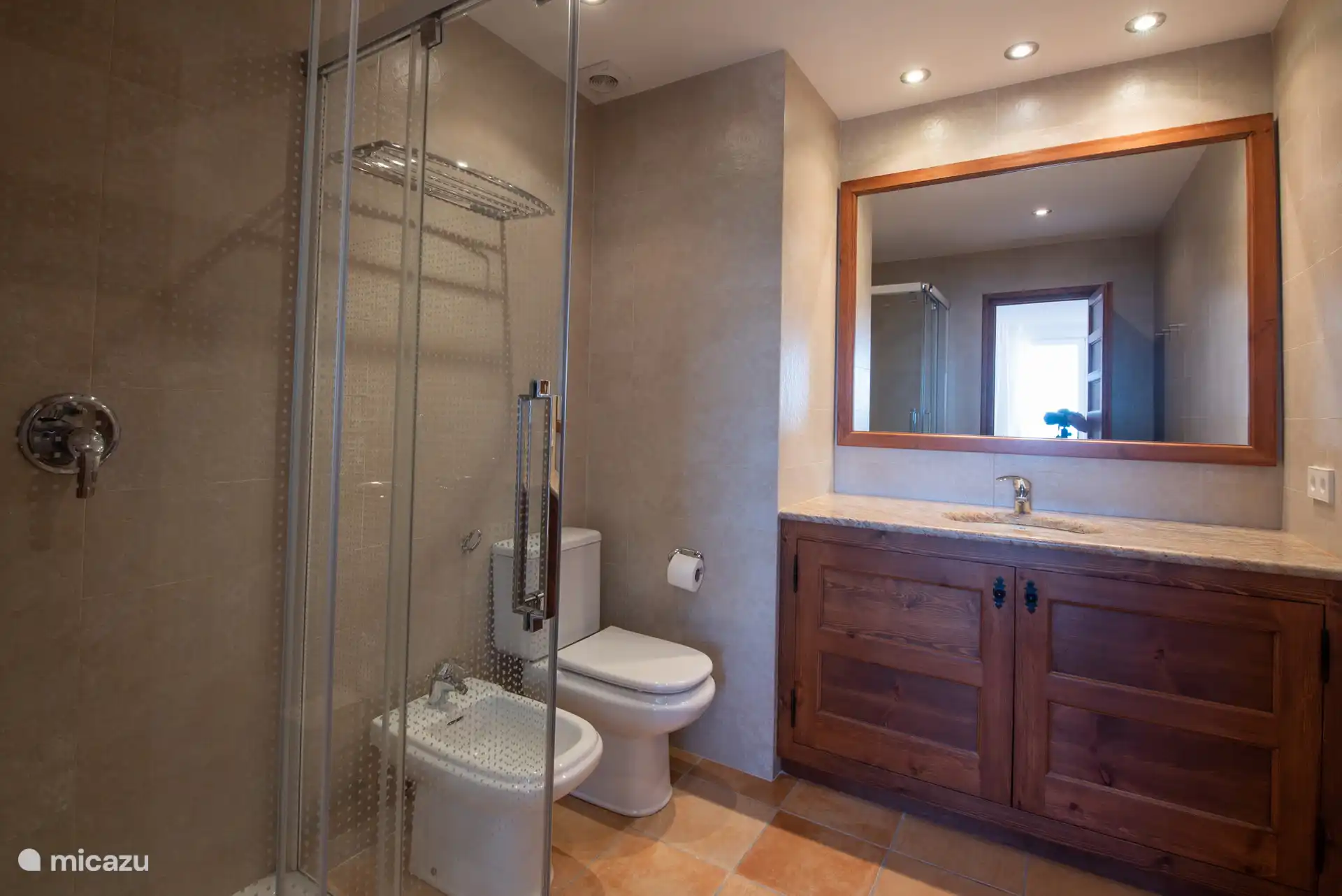 Badkamer 1 - Master bedroom