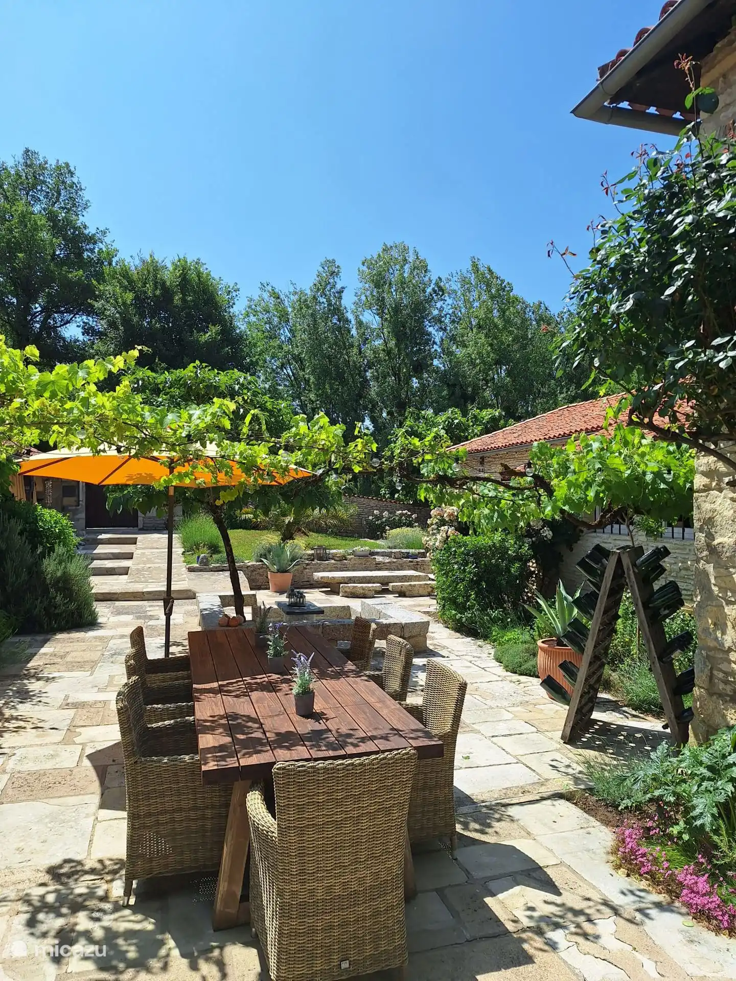  Enjoy the Mediterranean courtyard !