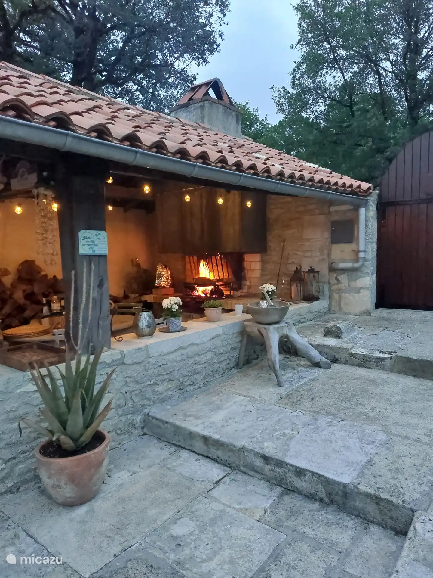Super cozy covered barbecue in the courtyard