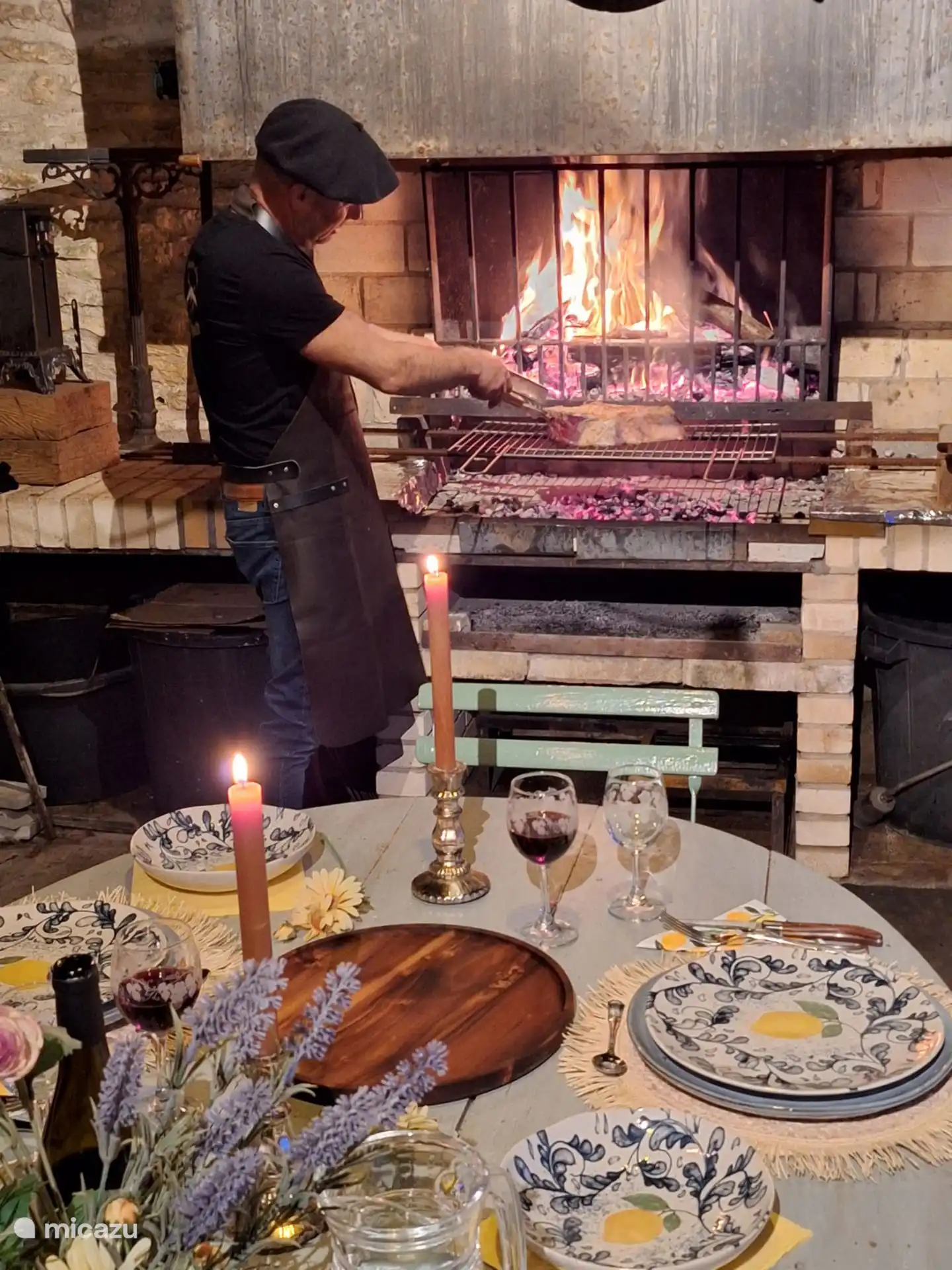 Einzigartiger Grill in einem gemütlichen, überdachten Außenbereich