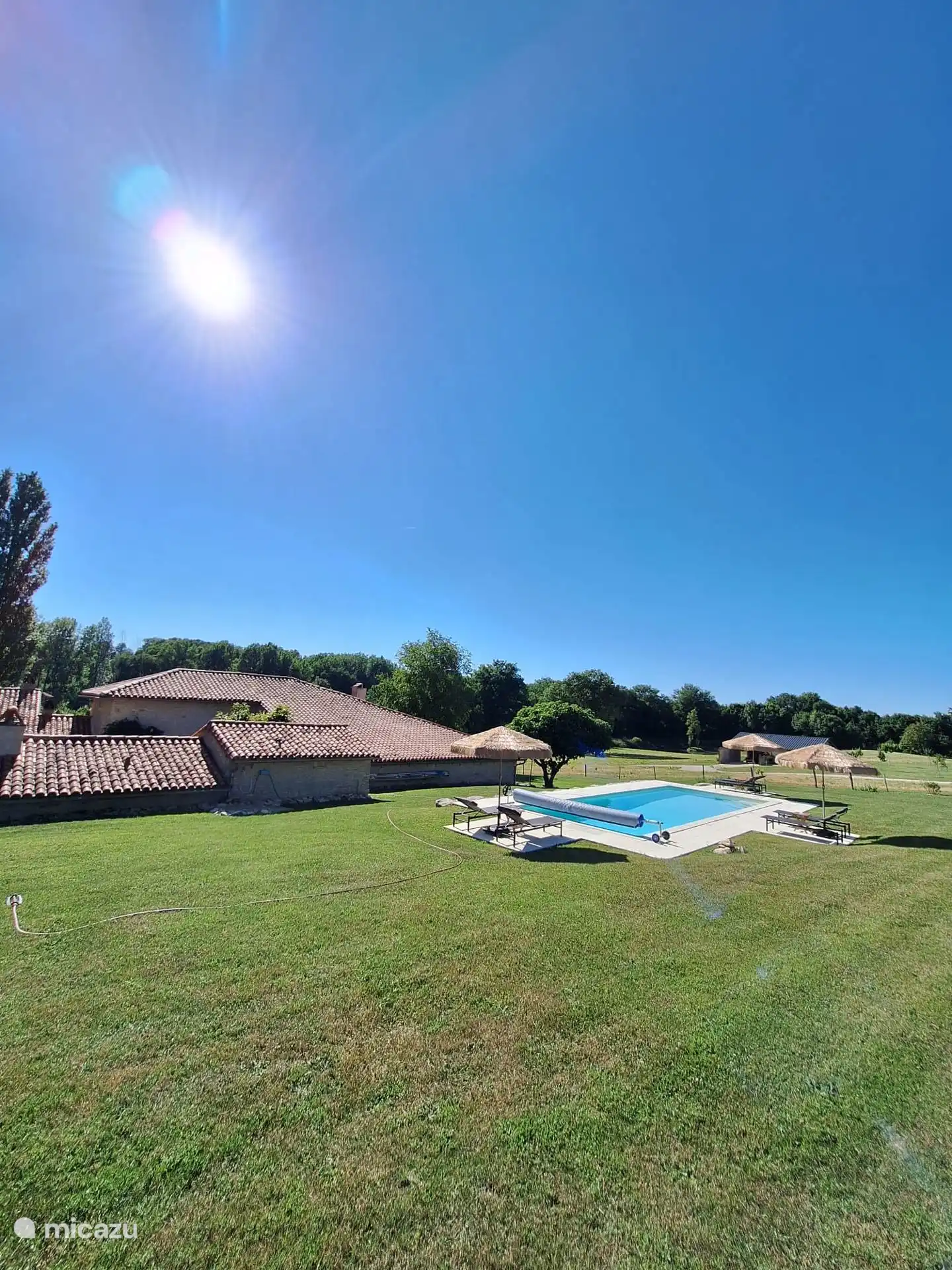 La piscine offre une magnifique vue sur le domaine