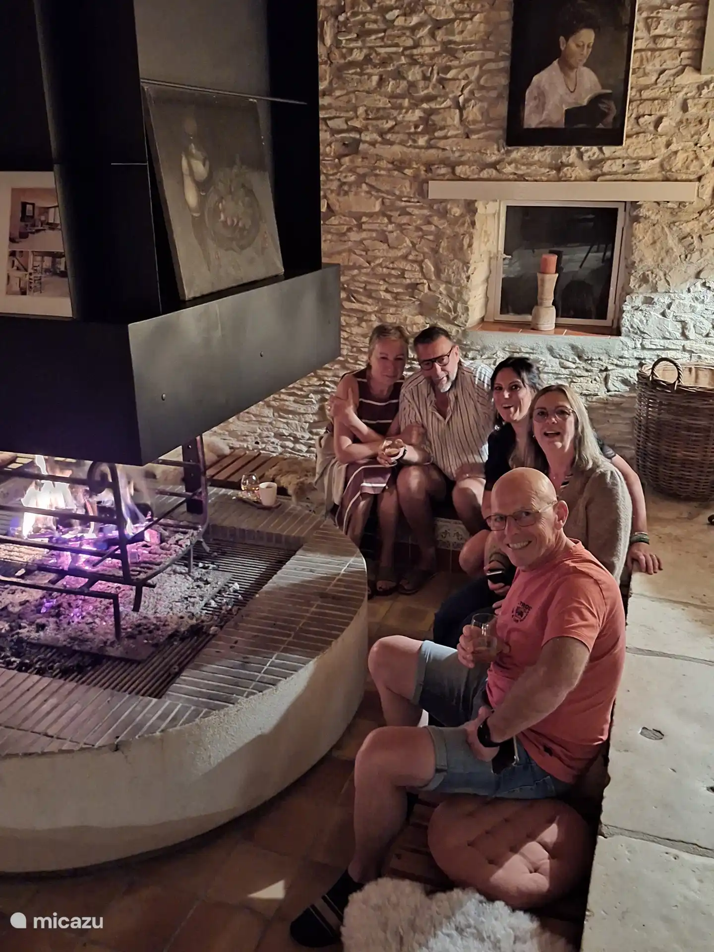 Profitez-en avec des amis ou de la famille autour de la grande cheminée