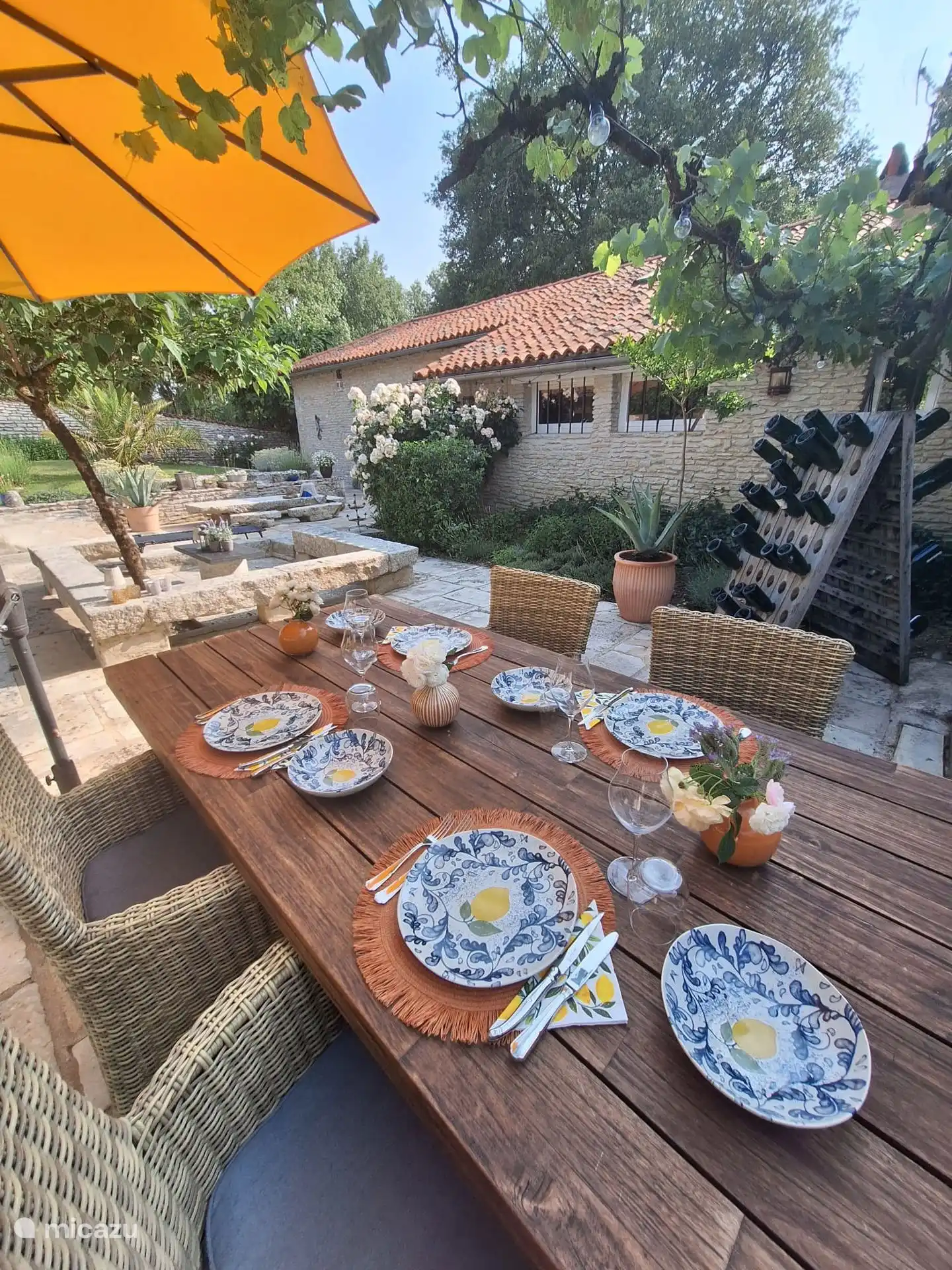 Délicieux repas dans la cour méditerranéenne