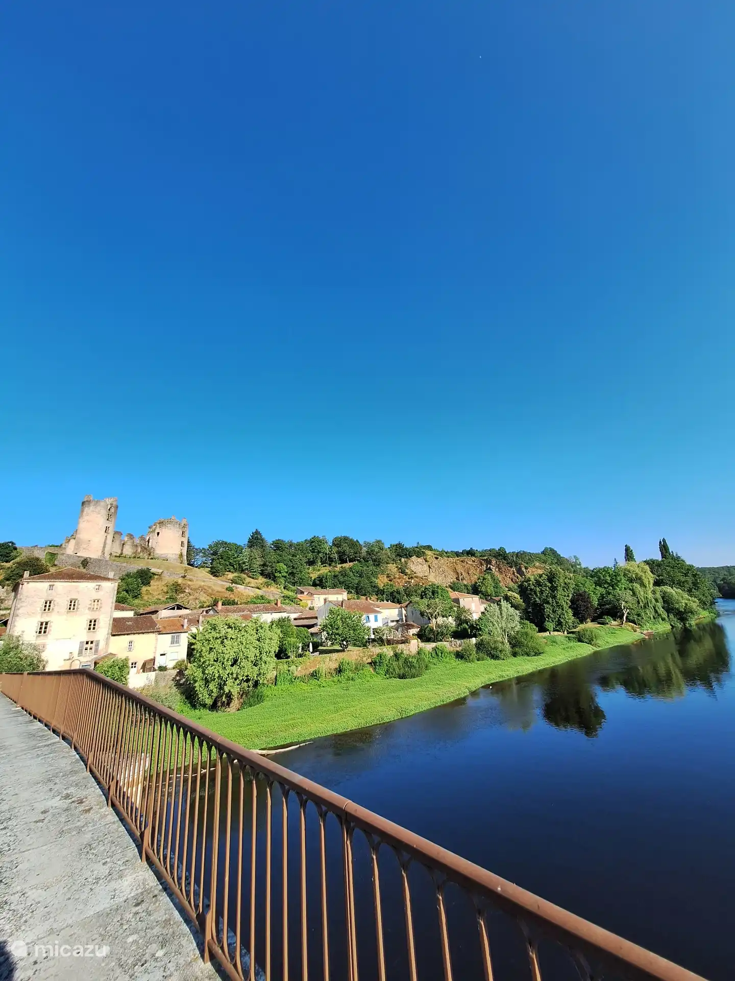 Le charmant village de Saint-Germain-de-Confolens, situé avec ses ruines