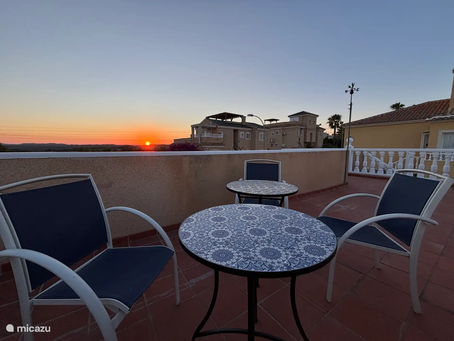 Coucher de soleil depuis la terrasse sur le toit