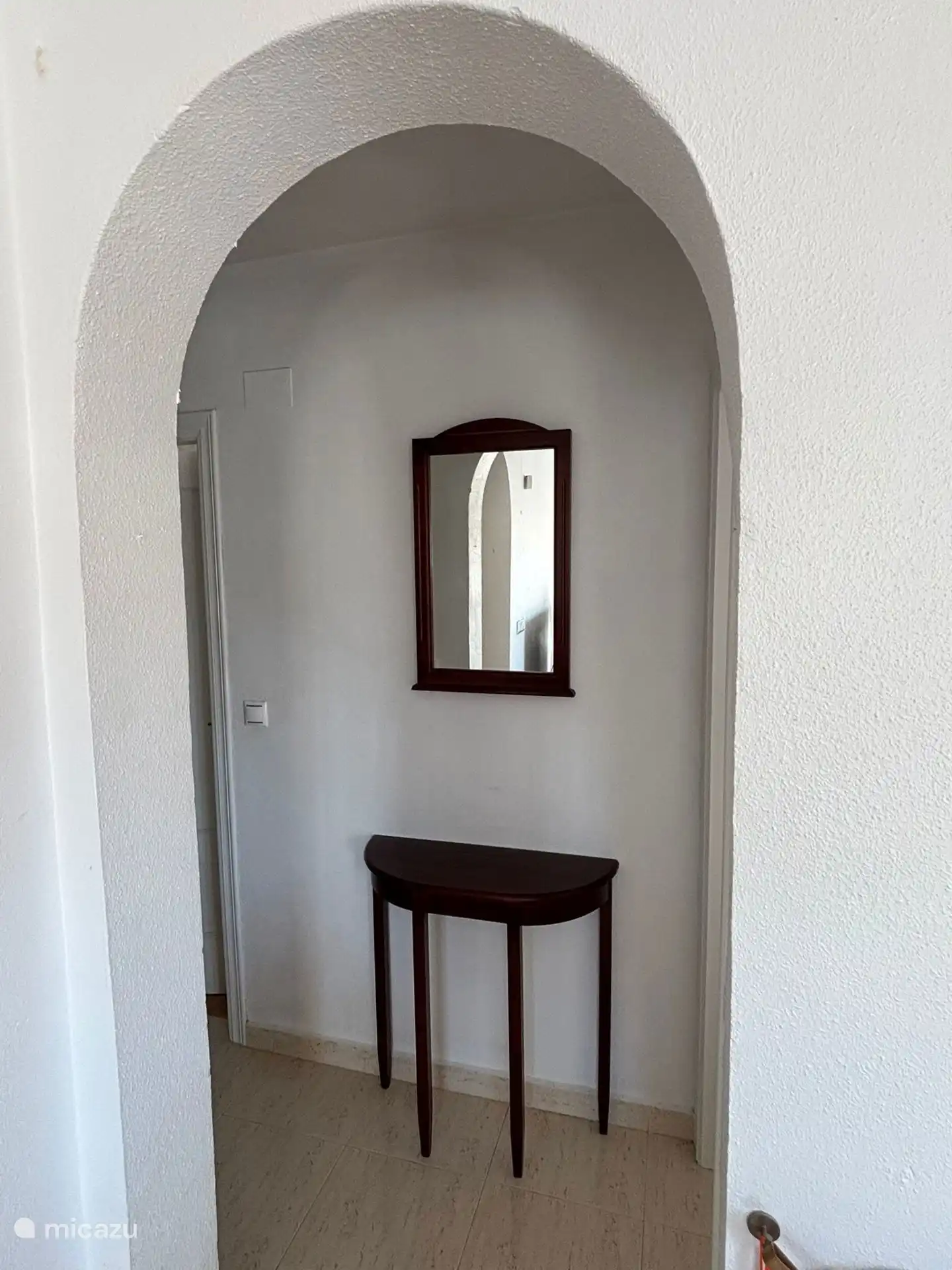 Camina hasta los dormitorios y el baño