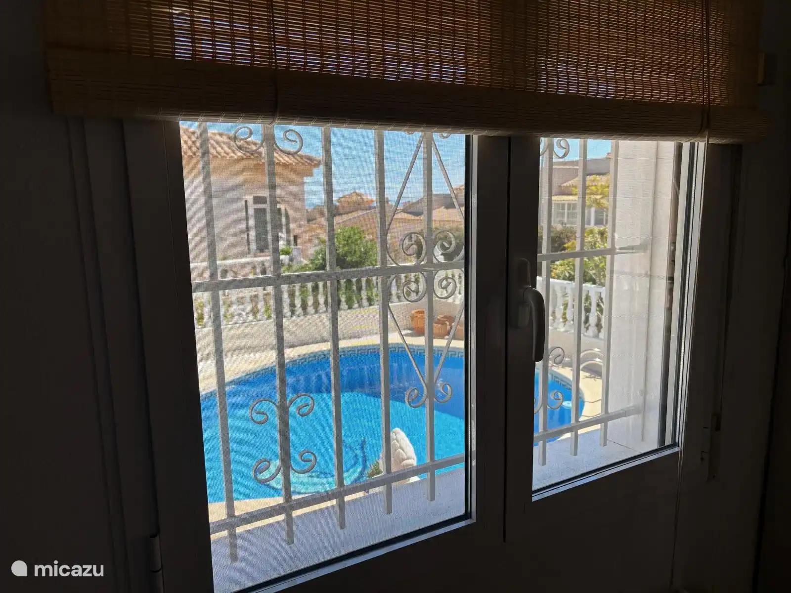 Vista de la piscina desde el salón