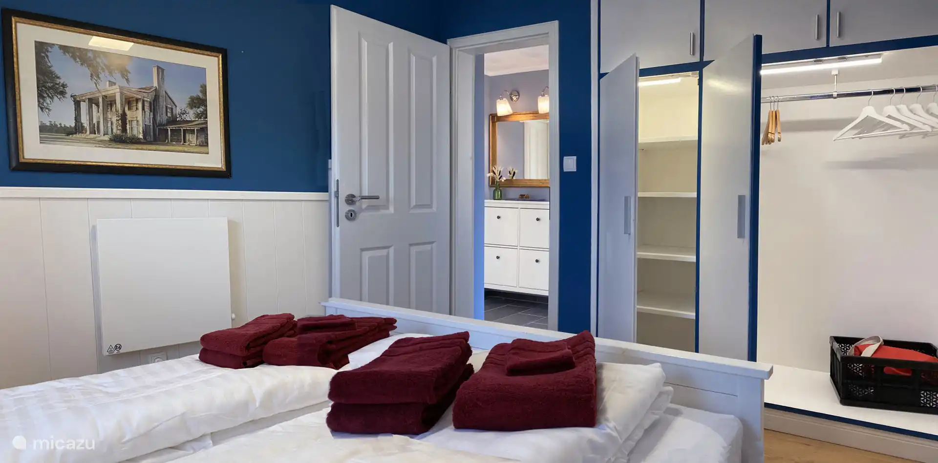 De slaapkamer met grote kast