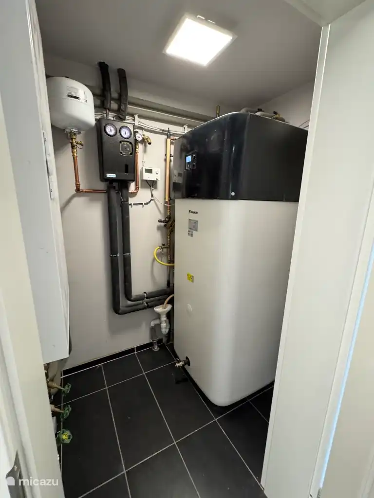 Technische ruimte met warmtepomp en warmwatertank