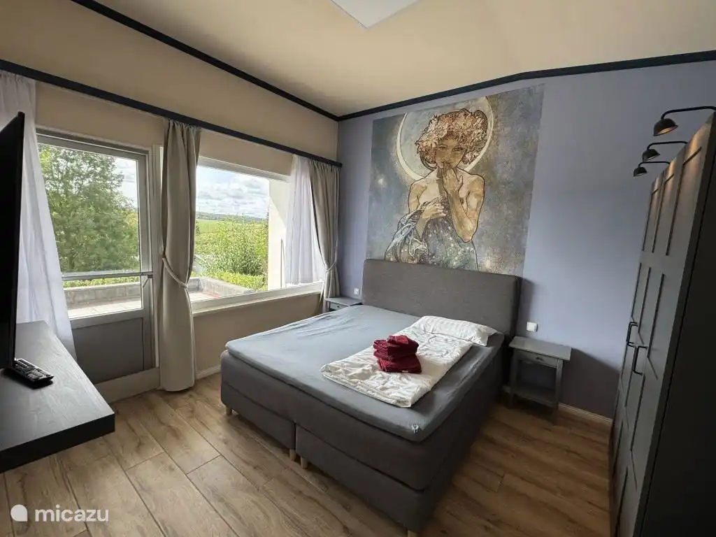 De master bedroom met queensize bed 