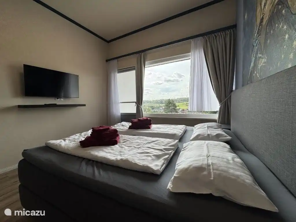 De hoofdslaapkamer met 40 inch tv