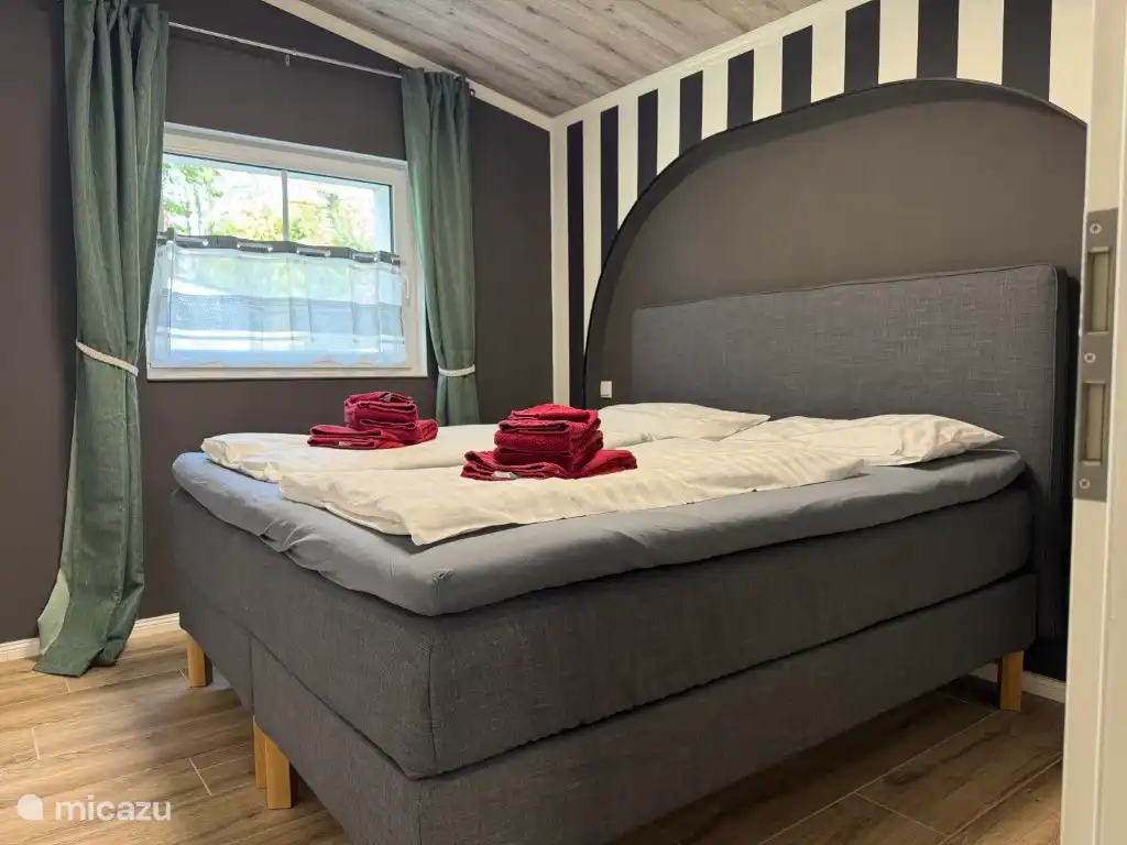 De master bedroom met queensize bed 