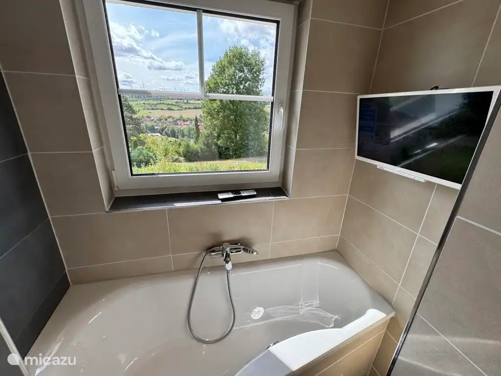 Bad met tv en uitzicht :)