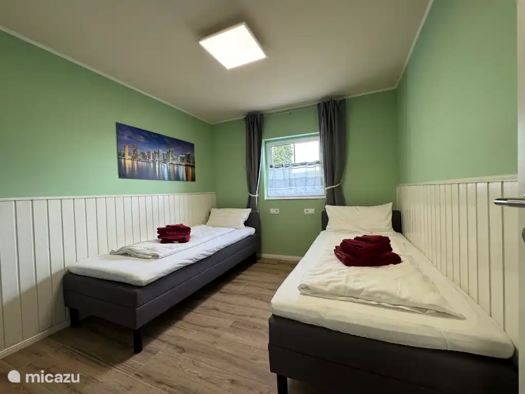 De slaapkamer in Miami met twee eenpersoonsbedden van 90x200 cm