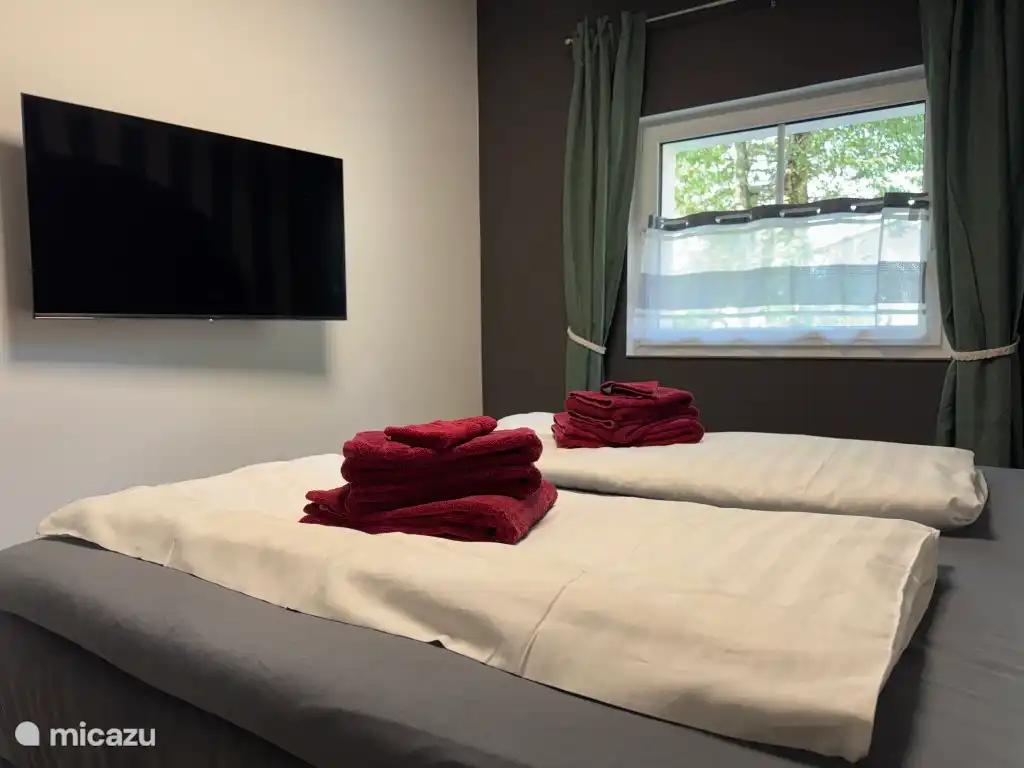 De hoofdslaapkamer met 40 inch tv