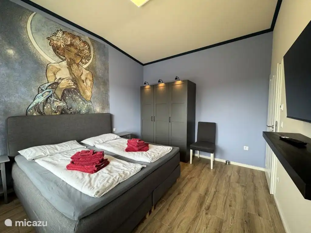 De hoofdslaapkamer met grote kledingkast