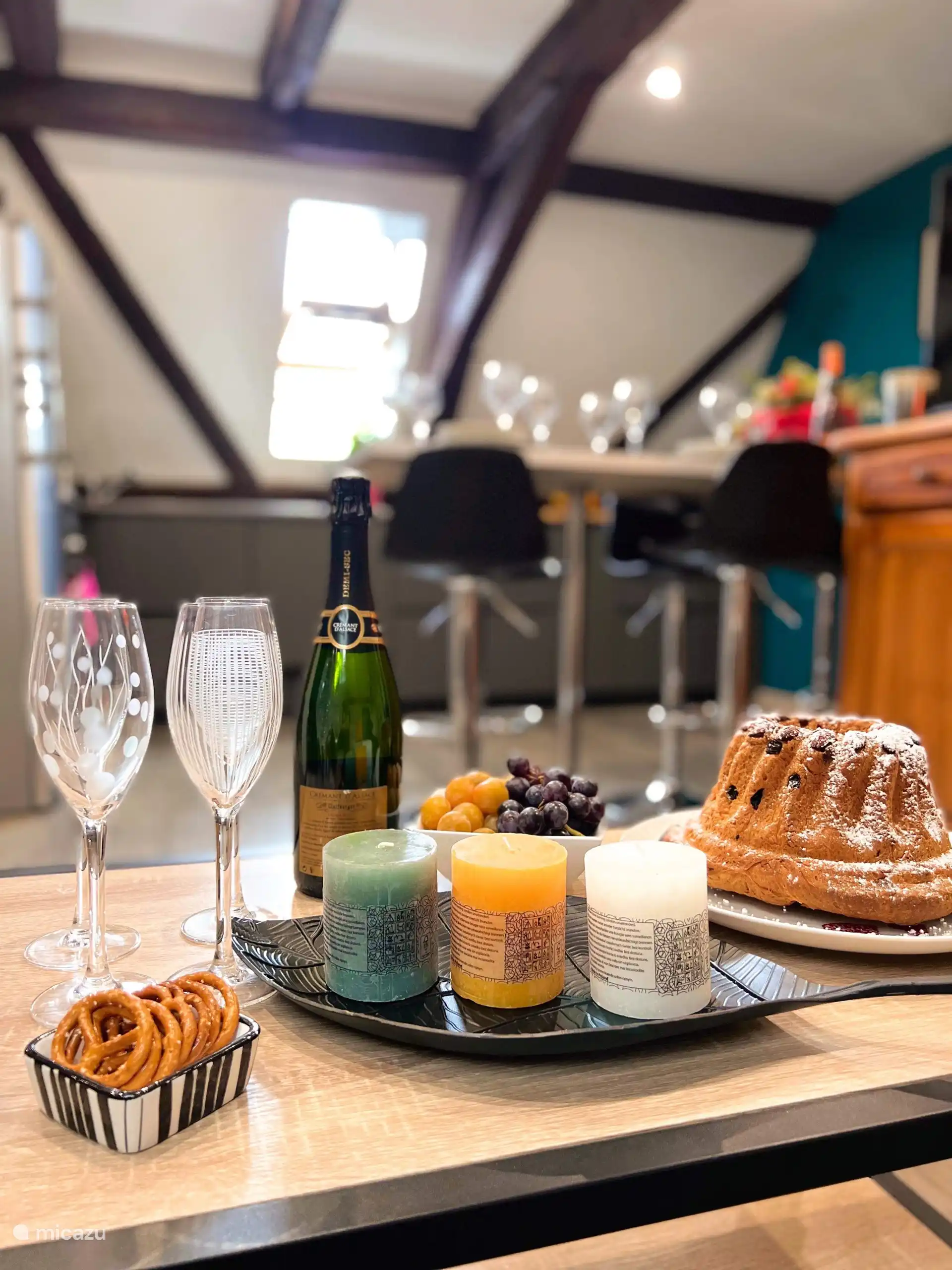 De woonkamer heeft een keuken die opent naar de woonkamer