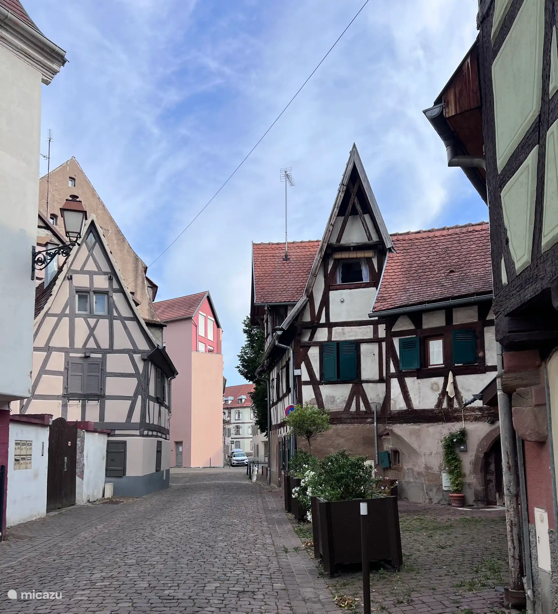 Uitzicht op de straat, een van de oudste van de stad. Het was ooit een waterweg en de huiden droogden op de daken van de huizen