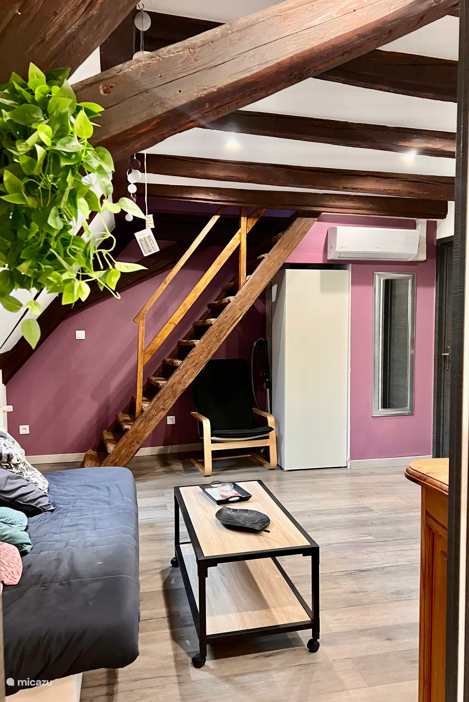 De trap die naar de slaapkamers leidt is erg oud. Aandacht voor mensen met verminderde mobiliteit 