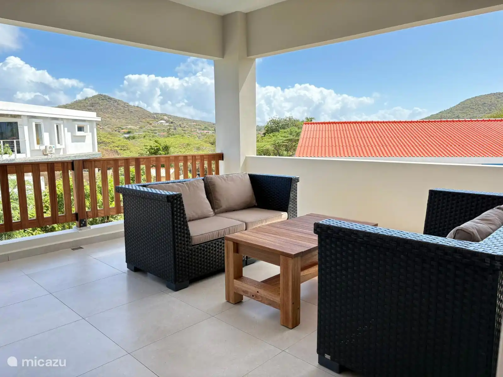 Geniet op het royale balkon van de eerste verdieping van de verkoelende passaatwind en het weidse uitzicht over de heuvels van Westpunt.