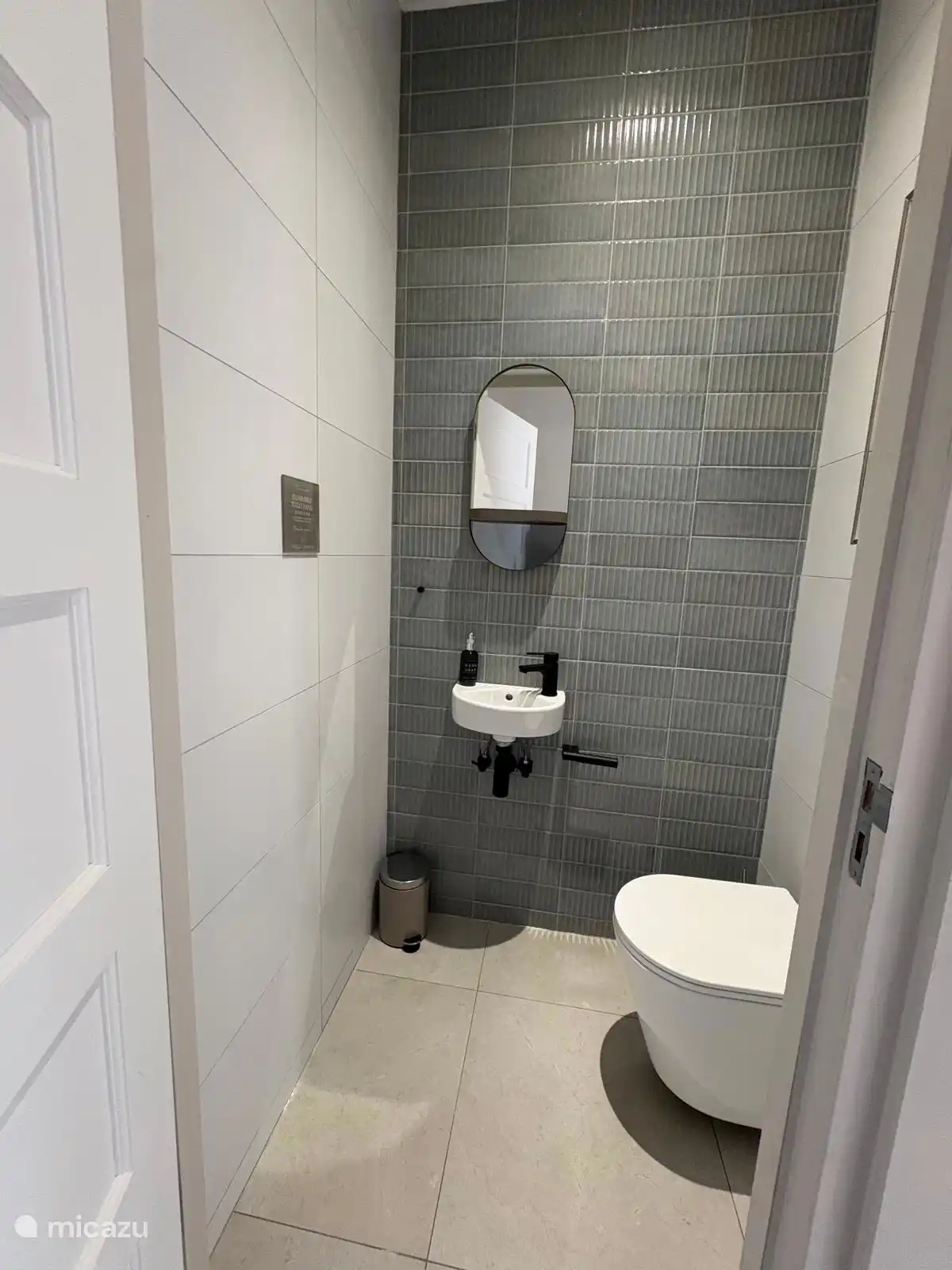 Toilet is apart van de badkamers.