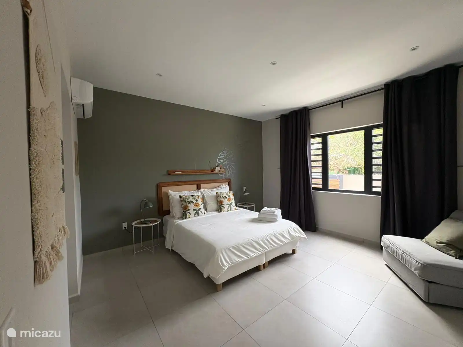 Op de begane grond vindt u een comfortabele slaapkamer met airco, een queen size bed en een moderne ensuite badkamer met douche en wastafel.