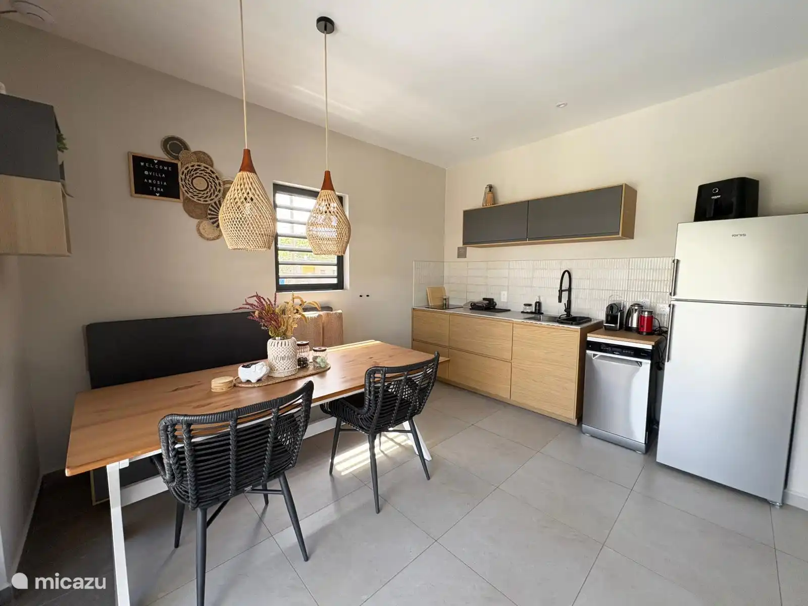 Op de begane grond vindt u een comfortabele leefkeuken met een fijne lounge¬bank, ideaal voor gezellige momenten.