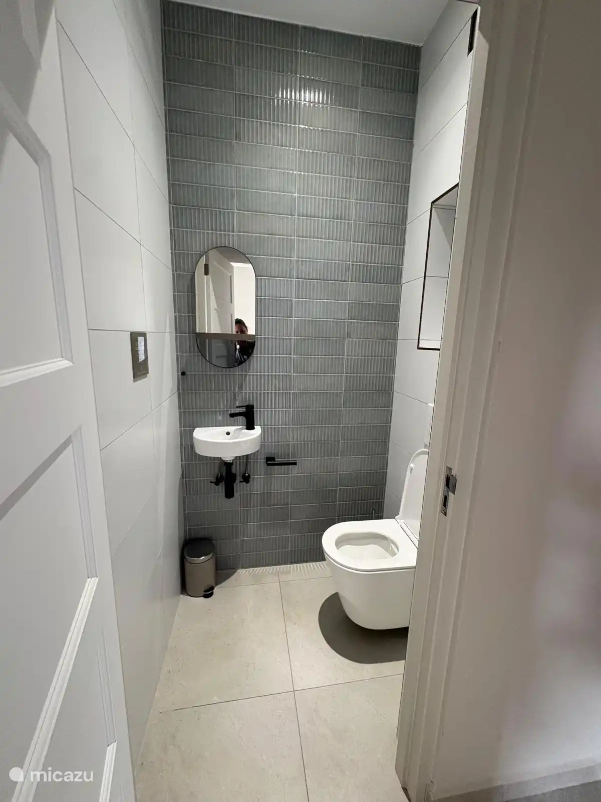 Toilet is apart van de badkamers.