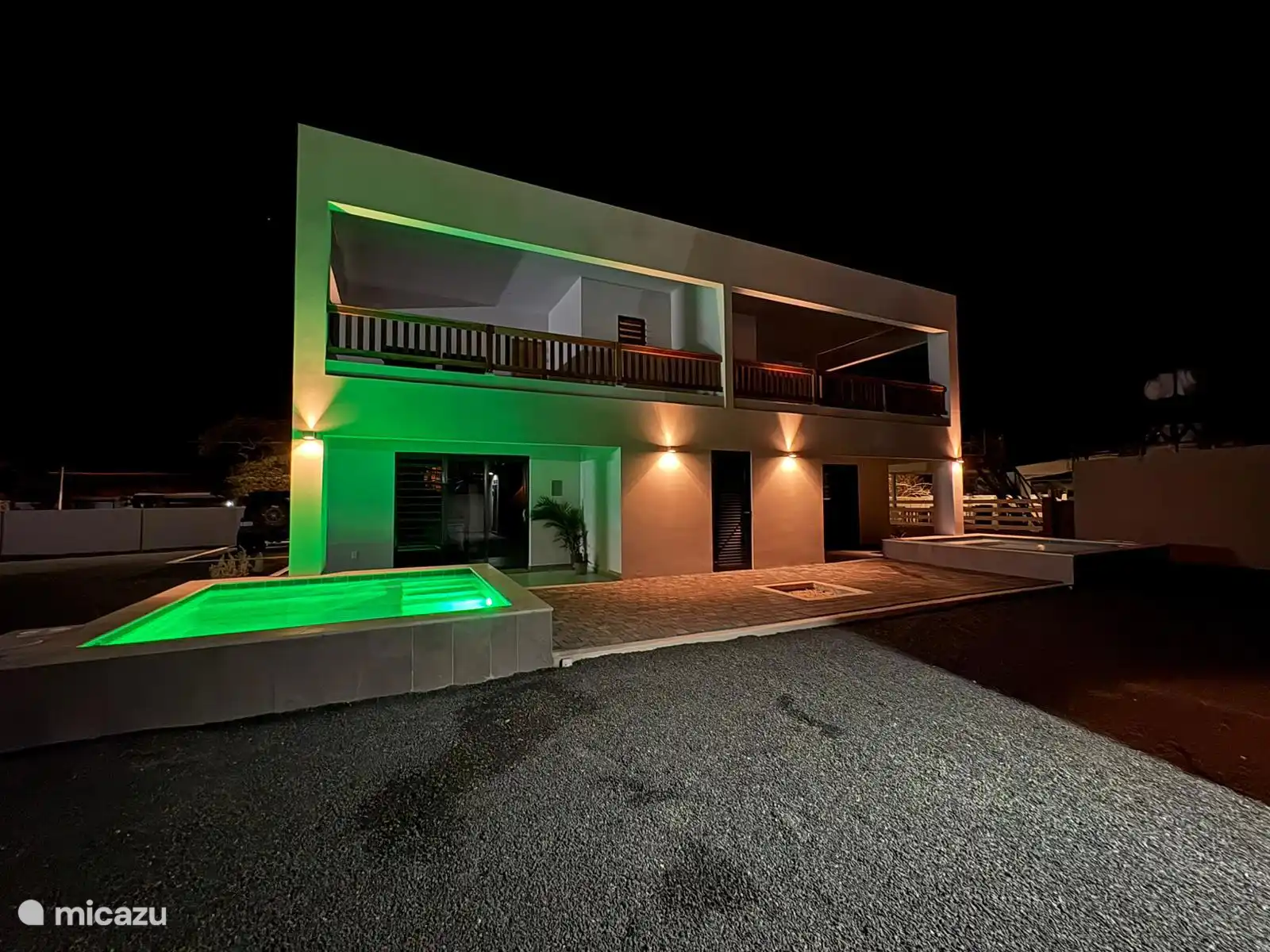 Een prachtig verlichte plunge pool die ’s avonds zorgt voor een ontspannen, bijna magische sfeer.