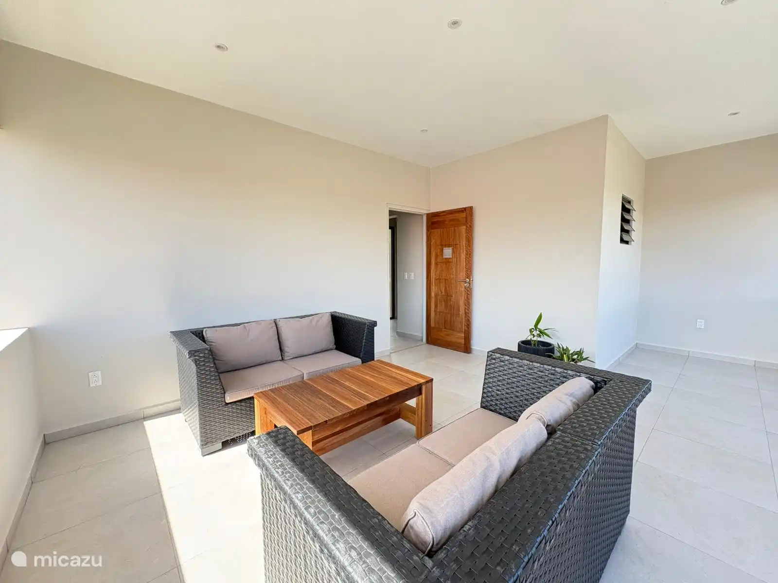 Geniet op het royale balkon van de eerste verdieping van de verkoelende passaatwind en het weidse uitzicht over de heuvels van Westpunt