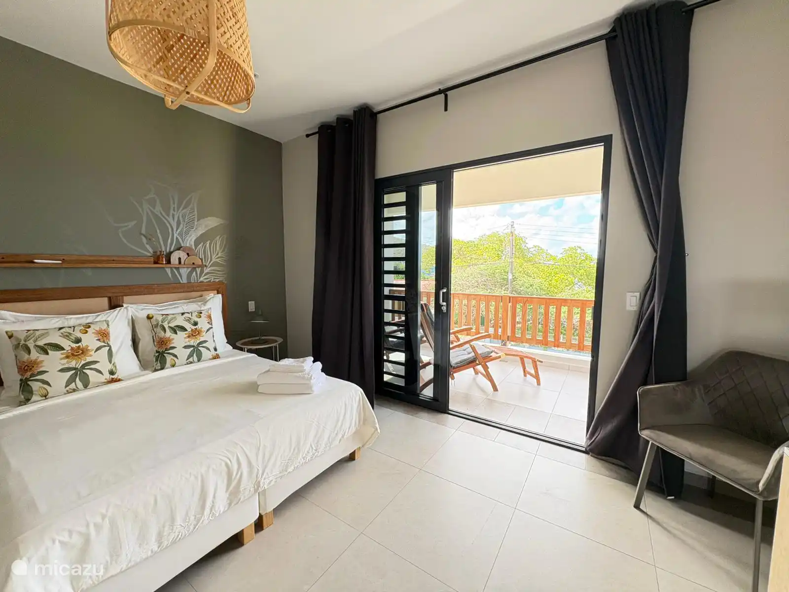 Op de eerste etage vindt u een comfortabele slaapkamer met airco, een queen size bed en een moderne ensuite badkamer met douche en wastafel.