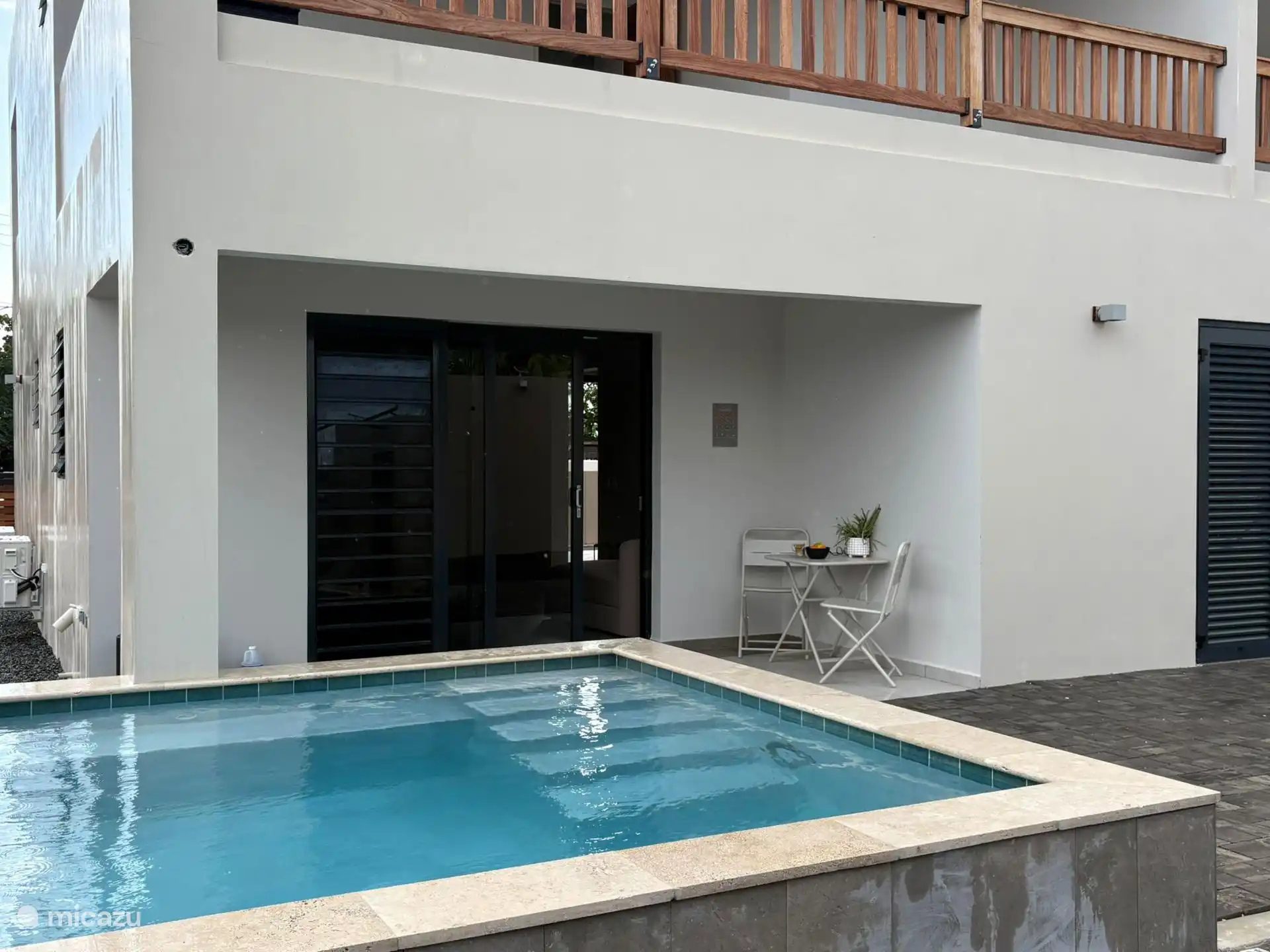 Uw eigen plunge pool ligt direct naast de porch, ideaal om even af te koelen en te genieten van het uitzicht.