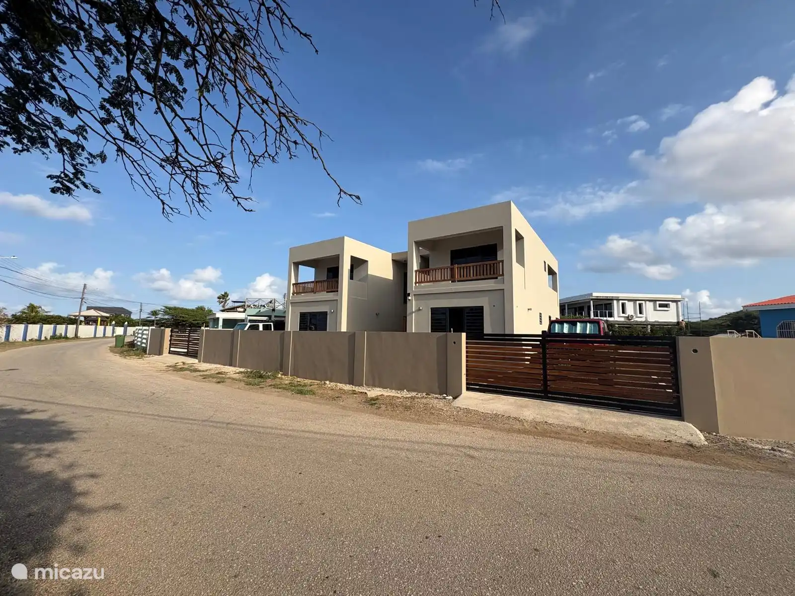 Aan de voorgevel bevindt zich een privé entree met tuinpoort, waar u uw auto veilig kunt parkeren.