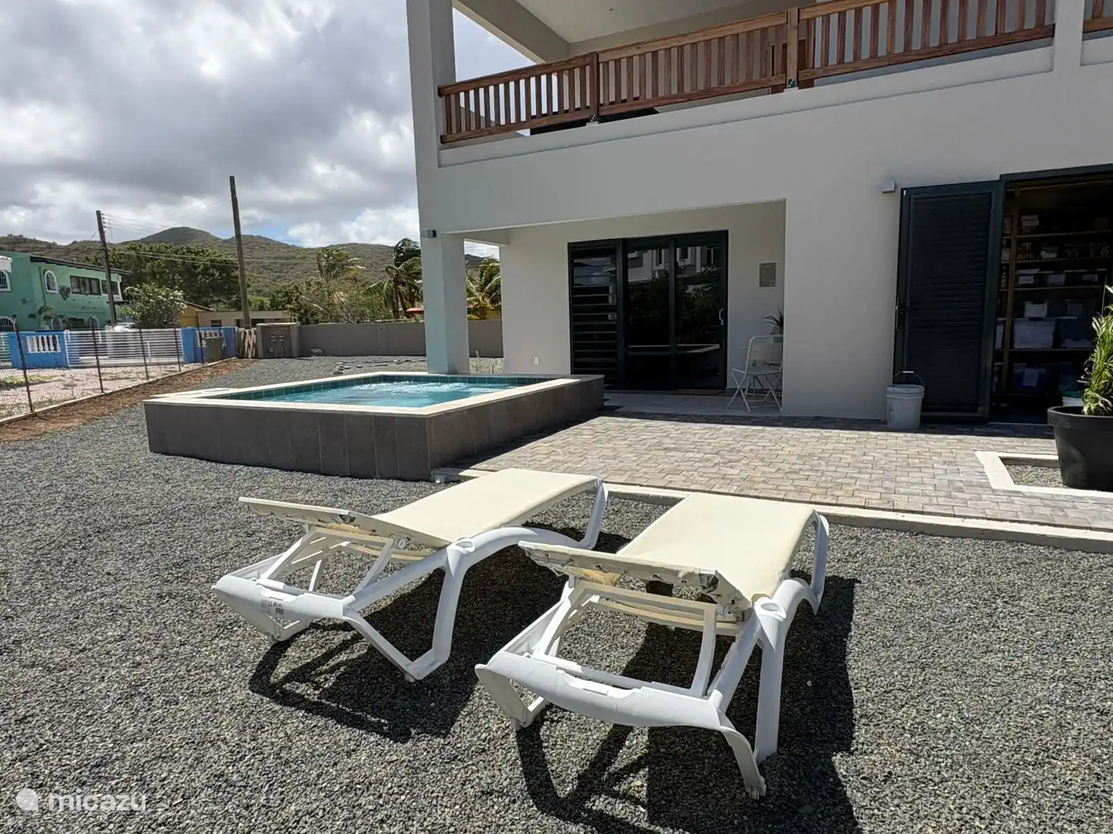 2 strandbedjes per villa.