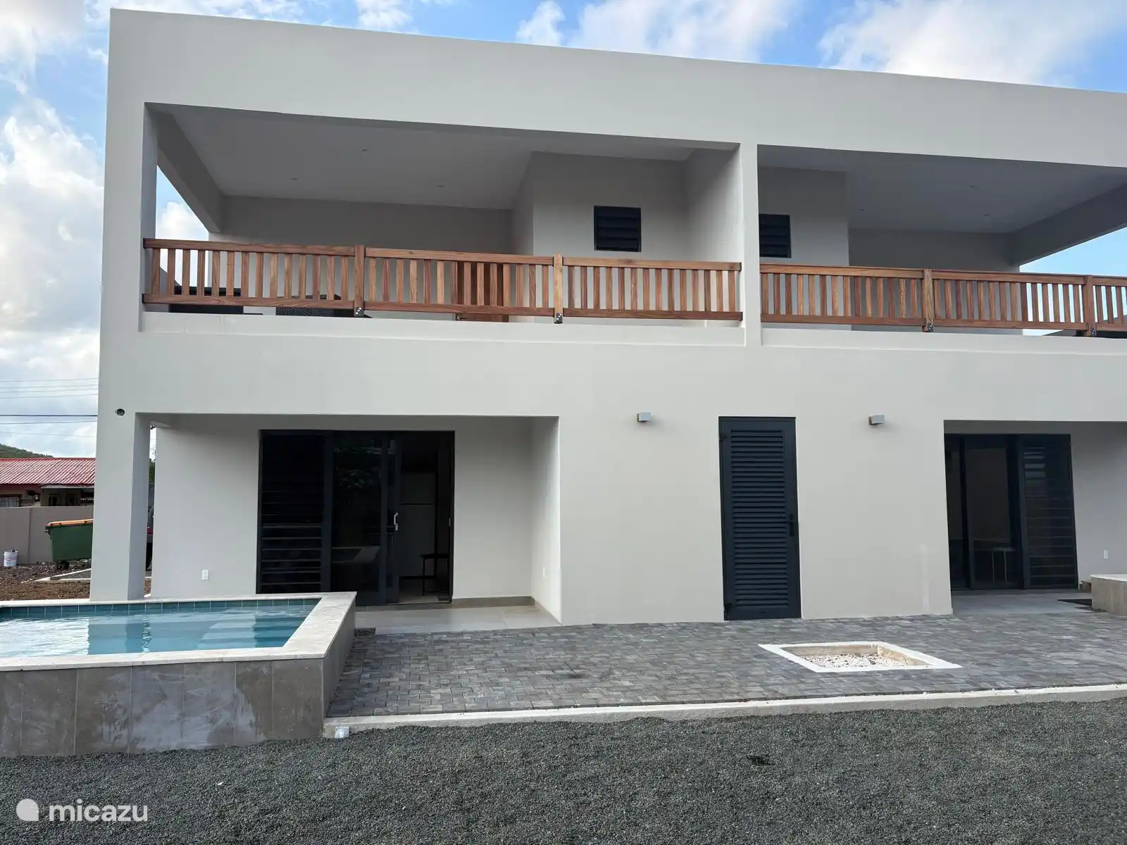 Uw eigen plunge pool ligt direct naast de porch, ideaal om even af te koelen en te genieten van het uitzicht.