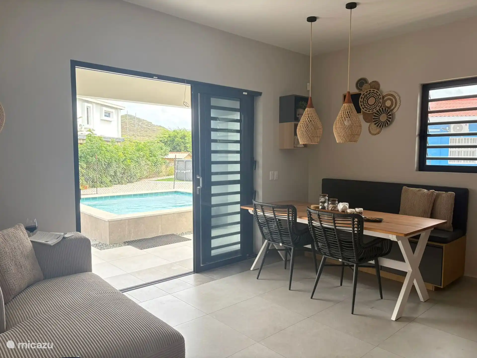 In de keuken staat een gezellige eettafel met uitzicht op de pool, perfect voor ontspannen maaltijden