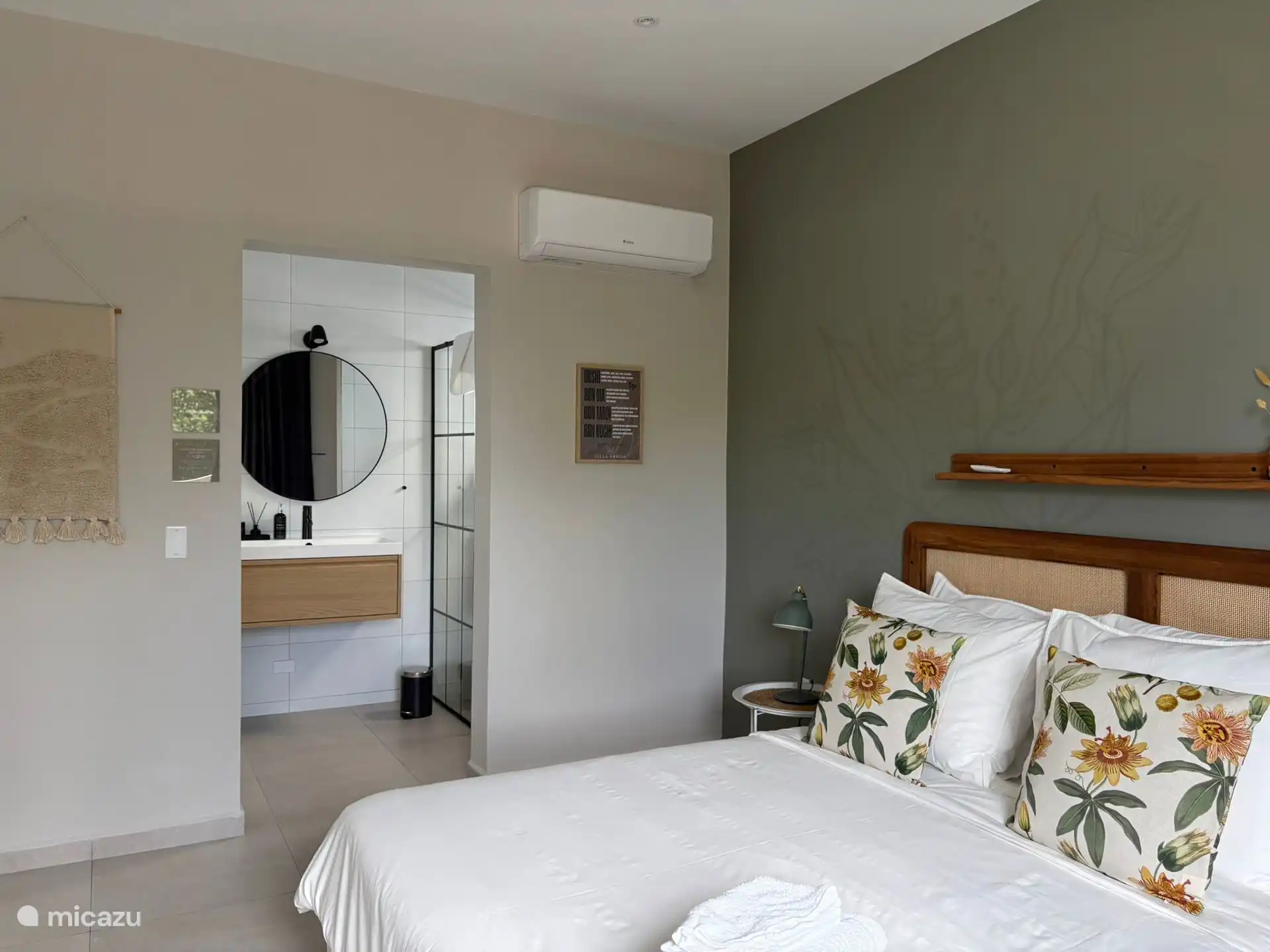 Op de begane grond vindt u een comfortabele slaapkamer met airco, een queen size bed en een moderne ensuite badkamer met douche en wastafel.