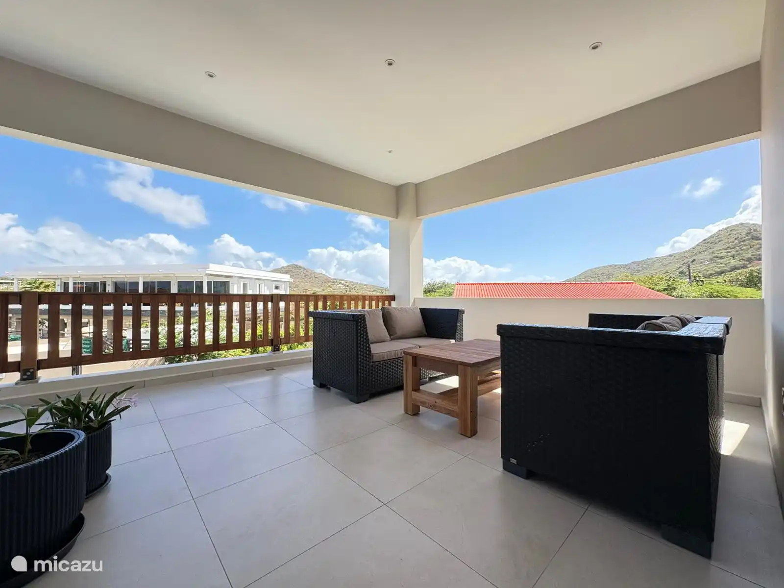 Geniet op het royale balkon van de eerste verdieping van de verkoelende passaatwind en het weidse uitzicht over de heuvels van Westpunt