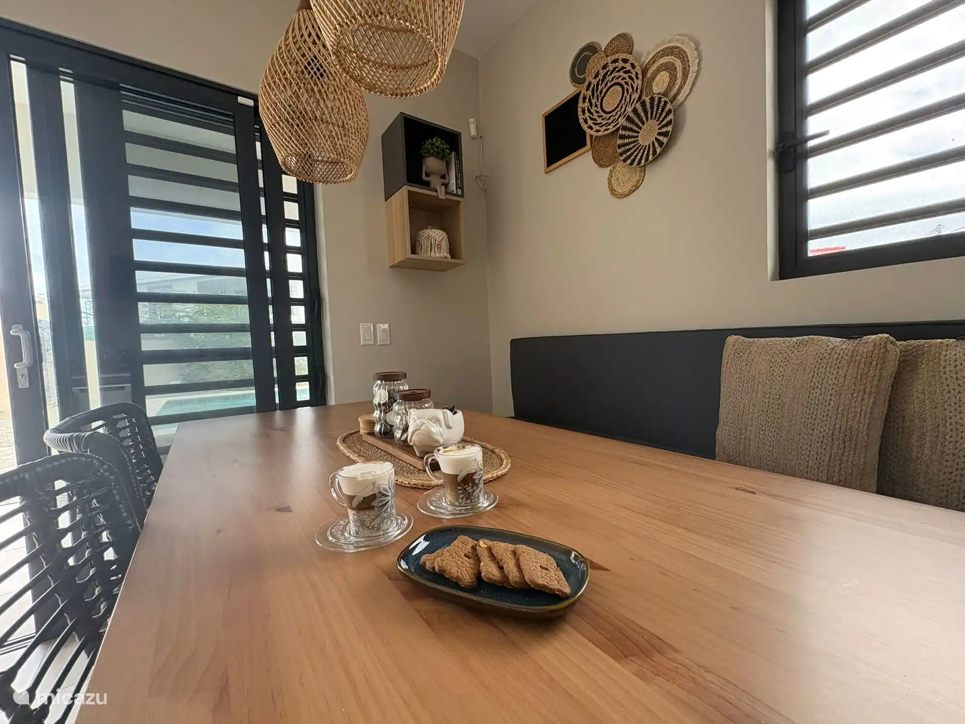 In de keuken staat een gezellige eettafel met uitzicht op de pool, perfect voor ontspannen maaltijden.