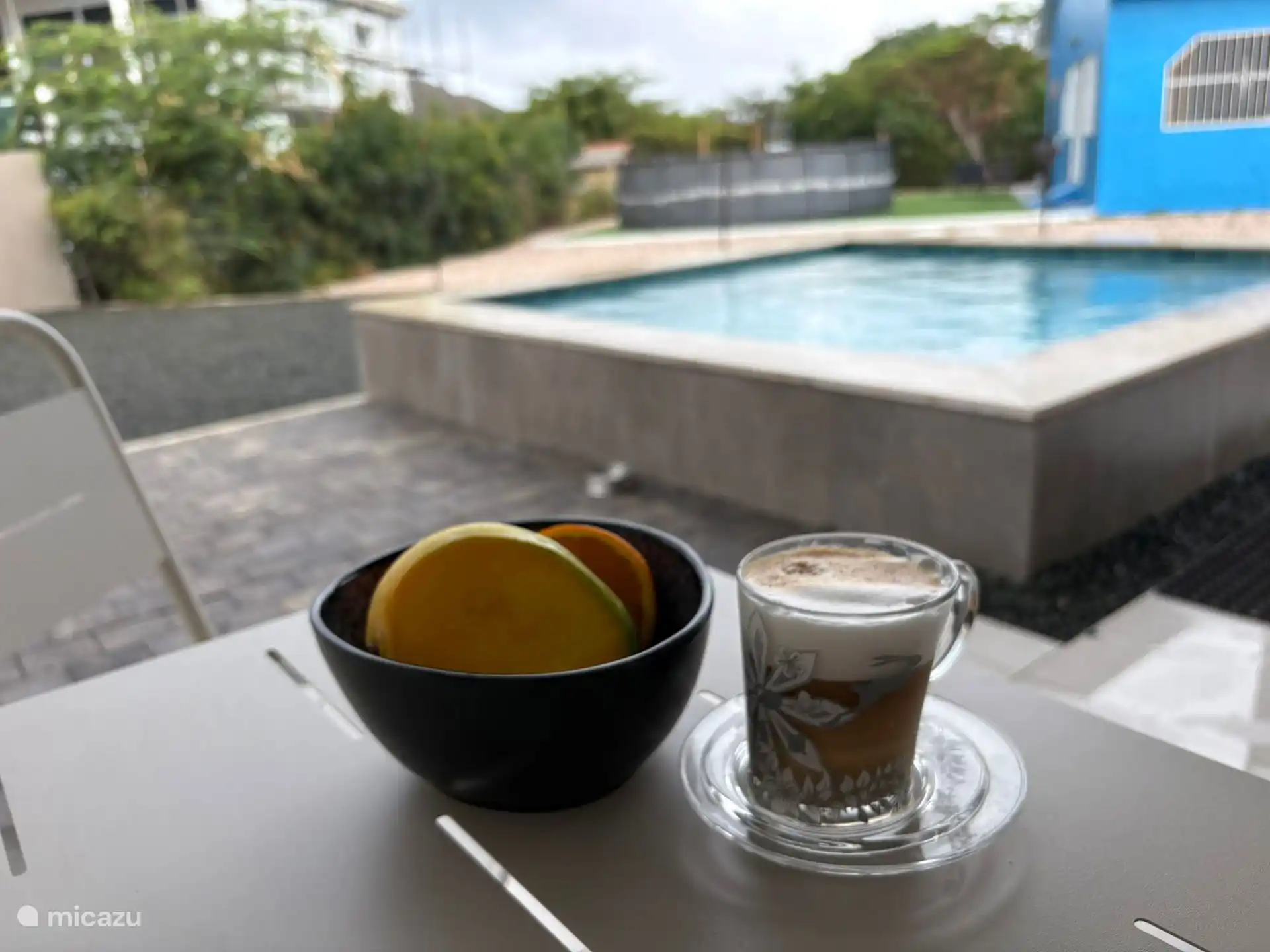 Uw eigen plunge pool ligt direct naast de porch, ideaal om even af te koelen en te genieten van het uitzicht.