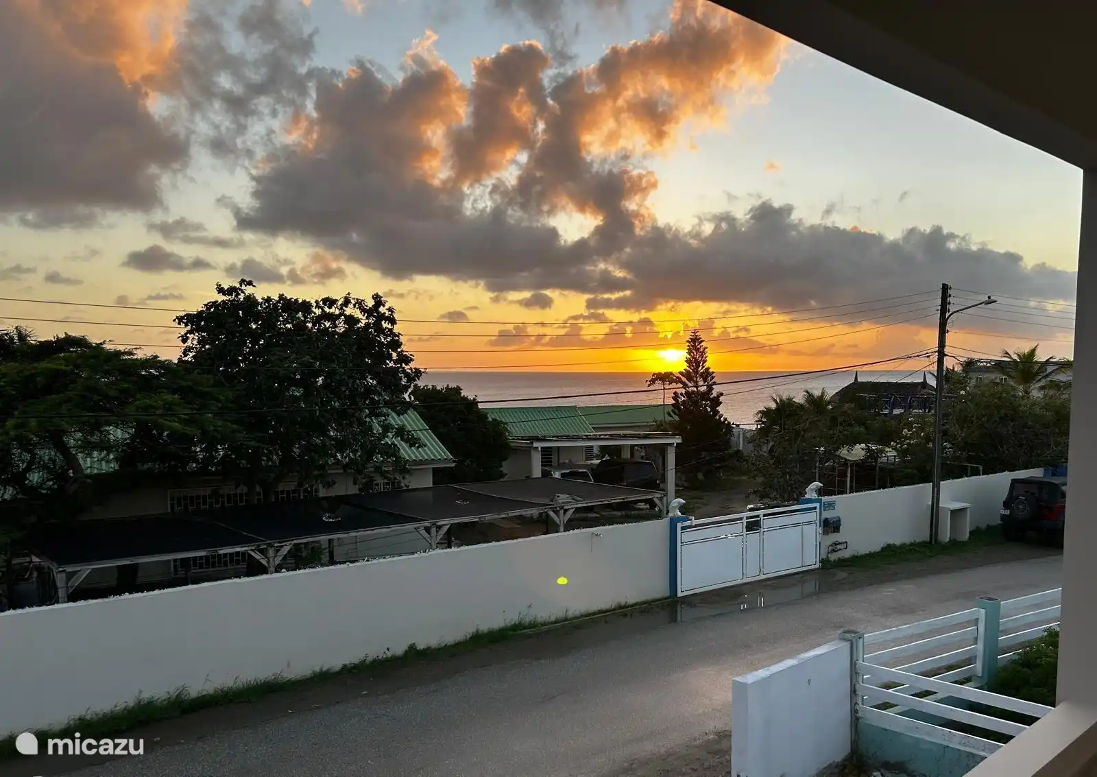 Een prachtig voorbalkon op de eerste etage waar u kunt genieten van het zeezicht en de adembenemende zonsondergang.