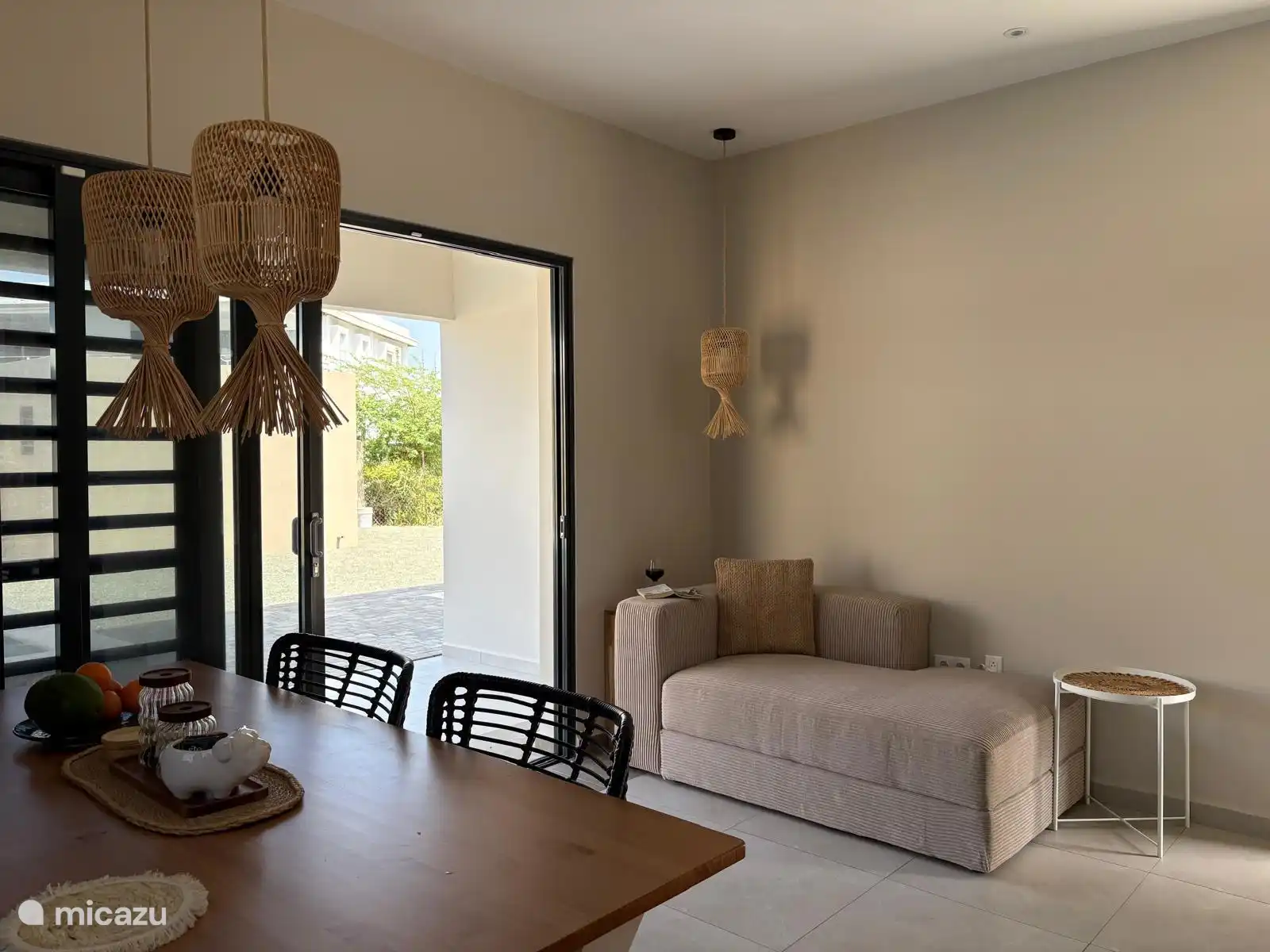 Op de begane grond vindt u een comfortabele leefkeuken met een fijne lounge¬bank, ideaal voor gezellige momenten.